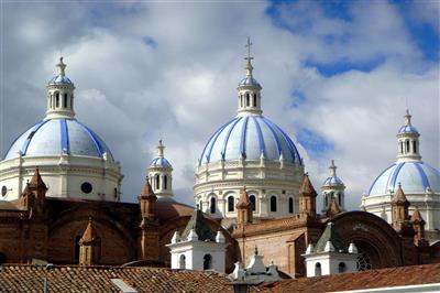Ecuador, Cuenca, koepels van de nieuwe kathedraal