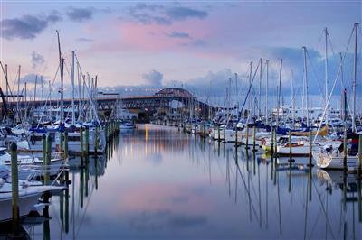 Nieuw-Zeeland, Noordereiland, Auckland, Westhaven Marina with Auckland Harbour Bridge